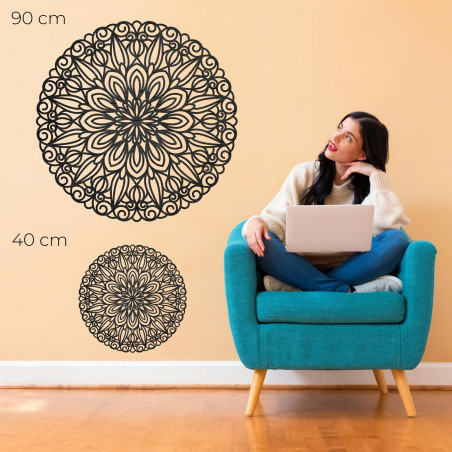 Mandala elegantă din lemn pe perete