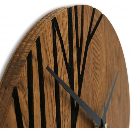 Ceas de perete cu design modern, motiv sculptat și lemn natural. Ceas de perete cu design modern, motiv sculptat și lemn natural.