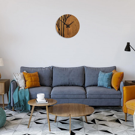 Ceas de perete din lemn cu ace negre și model modern. Ceas de perete din lemn cu ace negre și model modern.