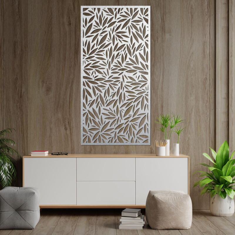 Un copac elegant cu detalii elaborate de ramuri și rădăcini, ca simbol al naturii.