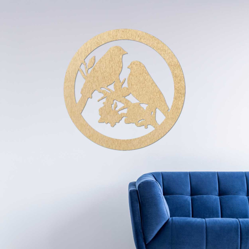 Pictură murală din lemn cu păsări pe o creangă