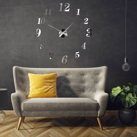 Ceas din plexiglas instalat în birou, deasupra biroului