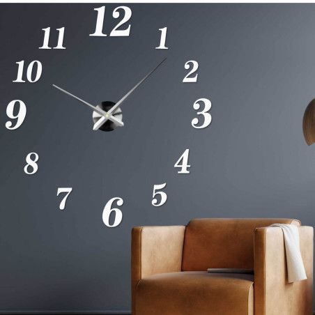 Ceas de perete modern din plexiglas care arată ora 3 după-amiaza