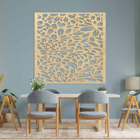 Ornament sculptat în lemn cu un delicat motiv floral.