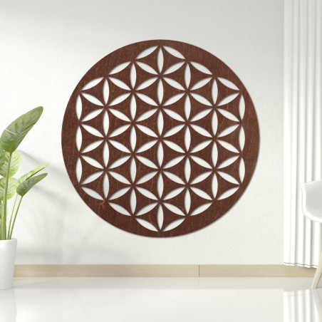 Decorațiune murală din lemn cu un model geometric de floarea vieții, expusă pe un perete deschis la culoare. Decorațiune murală din lemn cu un model geometric de floarea vieții, expusă pe un perete deschis la culoare.