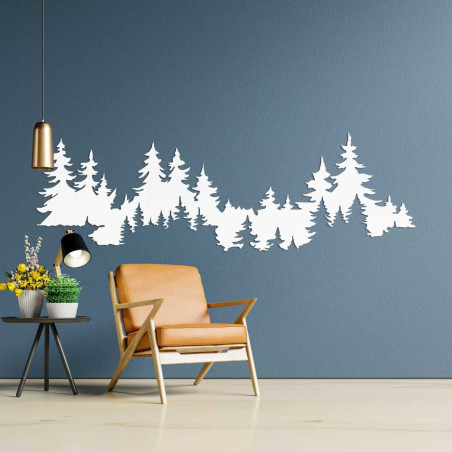 Interior cu decor din lemn care înfățișează o pădure densă.