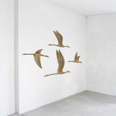 Motiv din lemn cu patru păsări care zboară spre dreapta Motiv din lemn cu patru păsări care zboară spre dreapta