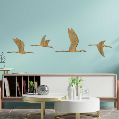 Compoziție decorativă de păsări zburătoare cu detalii sculptate delicate Compoziție decorativă de păsări zburătoare cu detalii sculptate delicate