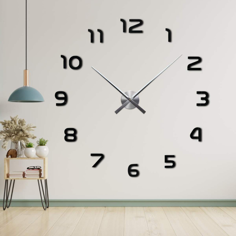 Ceas fără ramă, cu mecanism central și ace lungi.