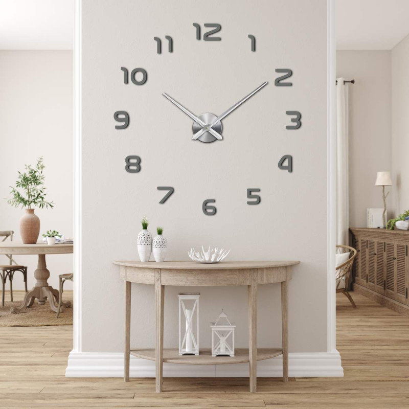 Un ceas cu diametru mare și un punct central pentru atașarea acelor.