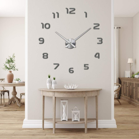 Un ceas cu diametru mare și un punct central pentru atașarea acelor.