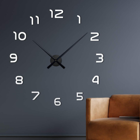 Ceas de perete cu mecanism central și ace lungi.