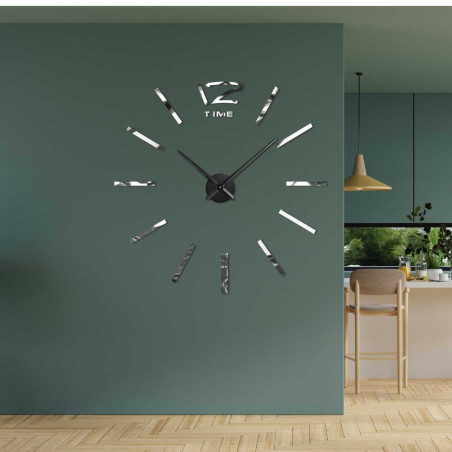 Ceas de perete minimalist cu dungi subțiri și o inscripție subtilă TIME. Ceas de perete minimalist cu dungi subțiri și o inscripție subtilă TIME.