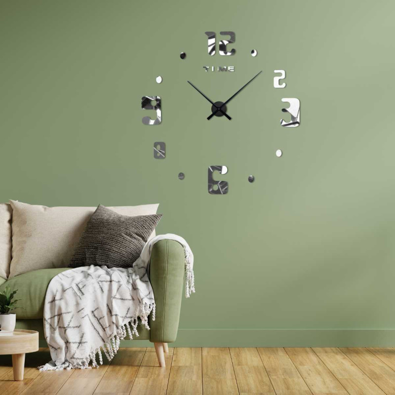 Ceas de perete cu cifre aranjate neconvențional și inscripția TIME la numărul doisprezece.