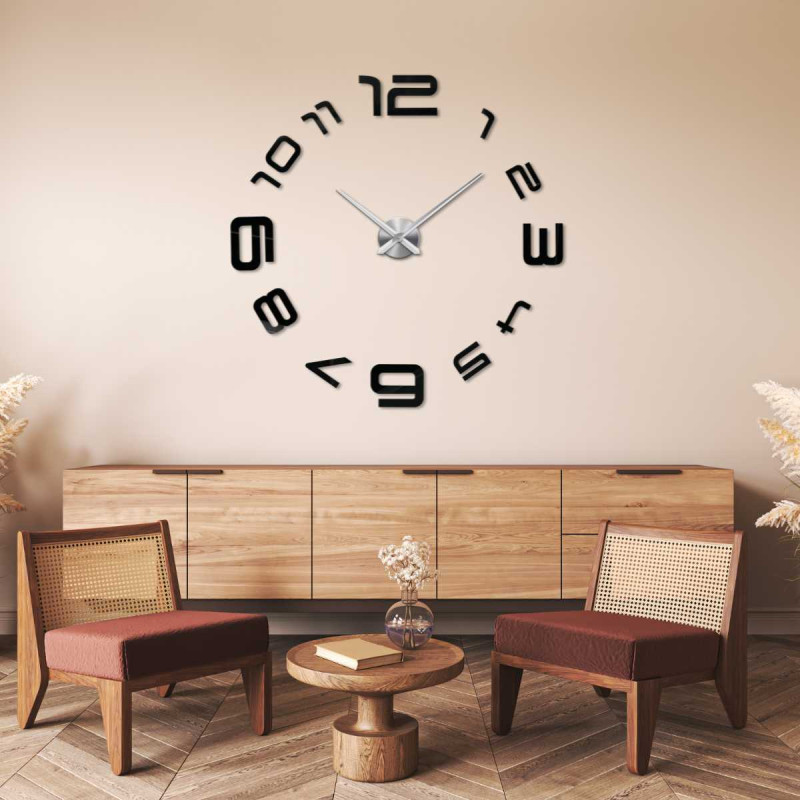 Detaliu al unui ceas autocolant cu un design delicat și ace subțiri.