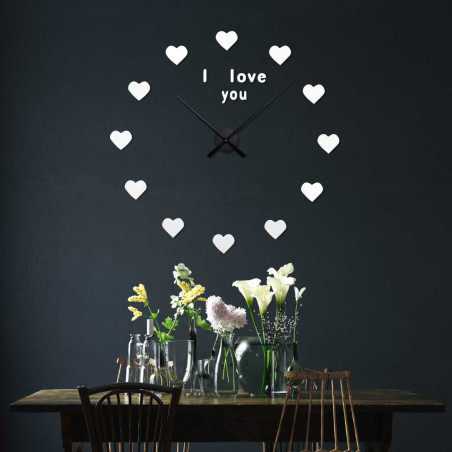 Detaliu al unui cadran de ceas cu inimioare în loc de marcaje de timp clasice.