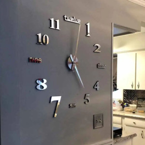 Un ceas mare cu numărul șapte afișat în diferite stiluri de font.