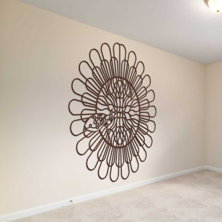 Un perete decorativ cu un model circular din lemn care seamănă cu o floare sau cu soarele, completat de un pește. Un perete decorativ cu un model circular din lemn care seamănă cu o floare sau cu soarele, completat de un pește.