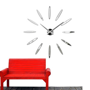 Ceas de perete cu indici mari din aur și ace argintii, lipit direct pe perete