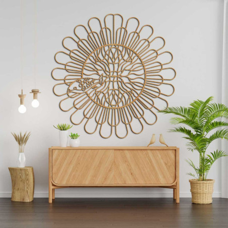 Decorațiune murală cu un model circular distinctiv care seamănă cu o floare înflorită.