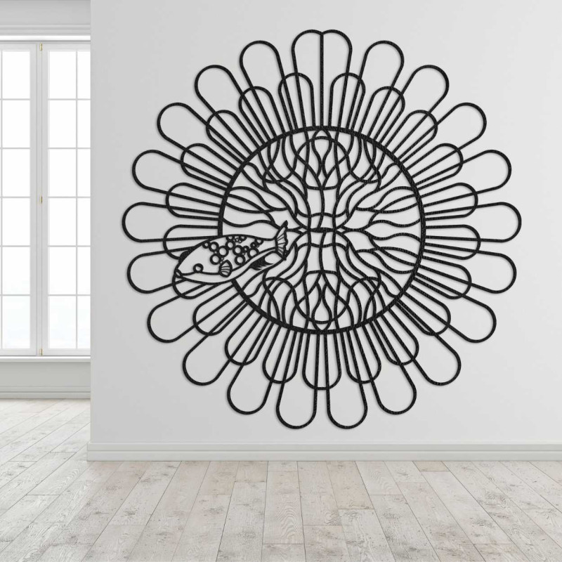 Decorațiune din lemn cu forme organice și un motiv geometric concentrat.