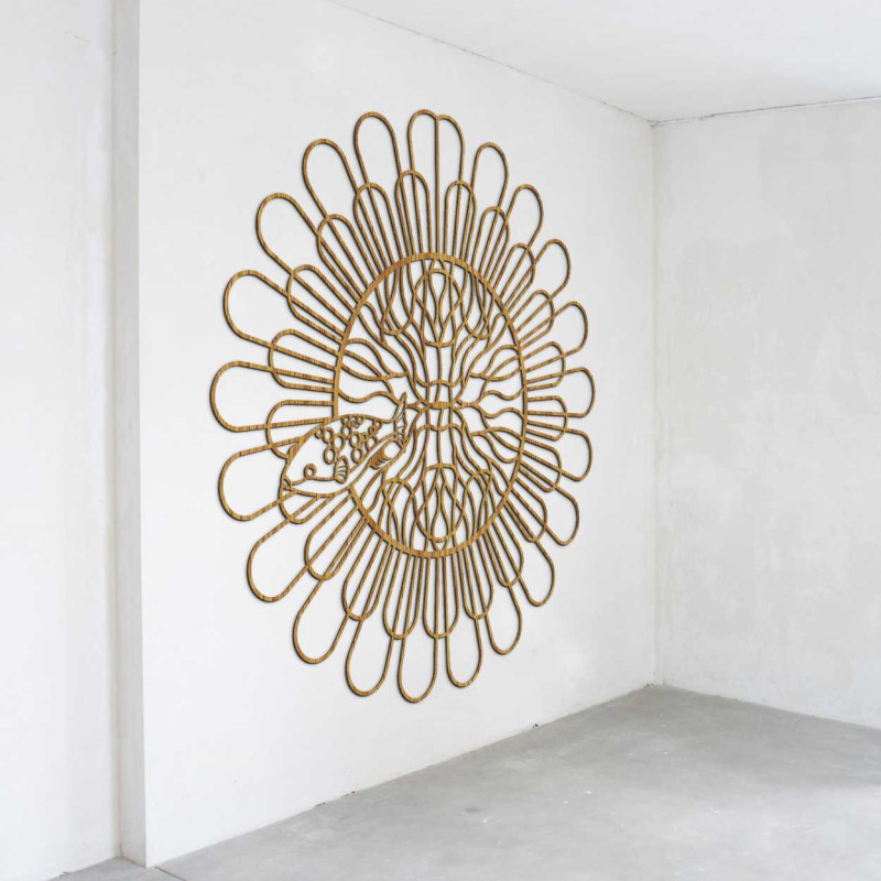 Un element de perete de design cu model floral, realizat din material natural.