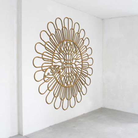 Un element de perete de design cu model floral, realizat din material natural.