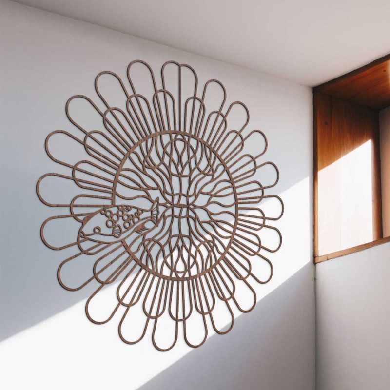 Un element de perete cu arcade delicate aranjate în forma unei flori înflorite.