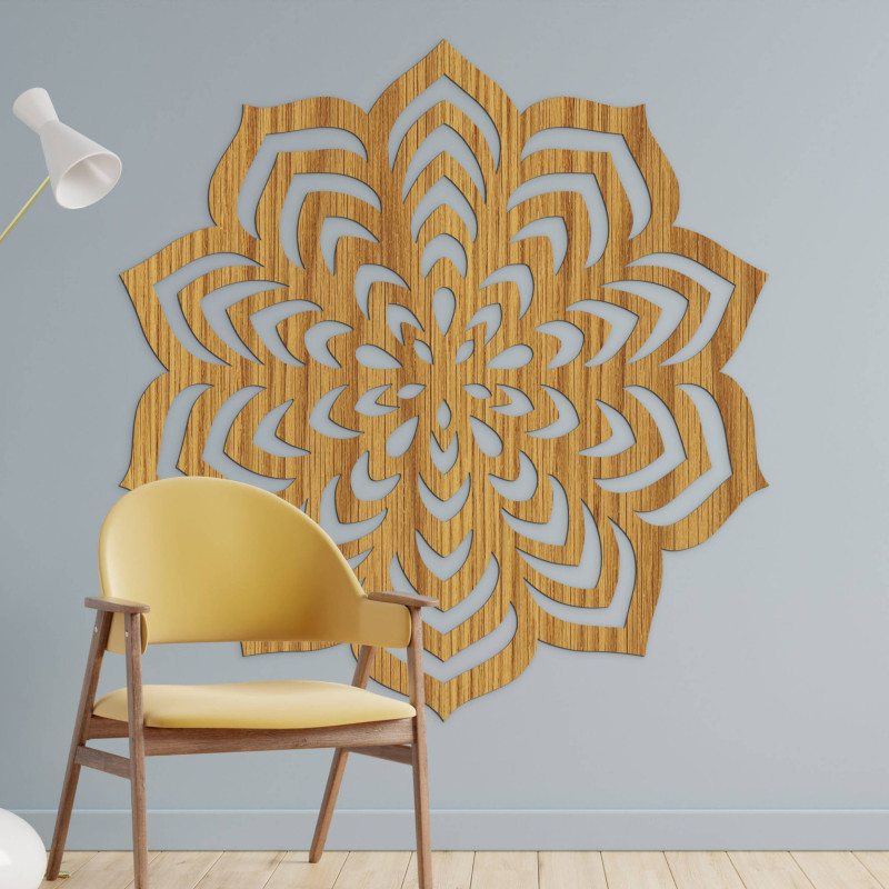 Decorațiune din lemn cu motiv de mandală sculptată.