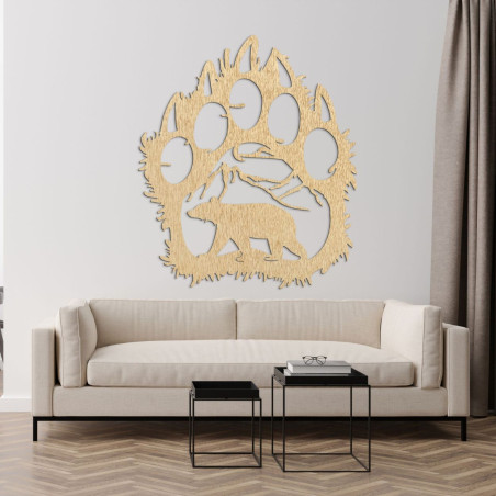 Formă sculptată a unei labe mari de urs cu patru gheare și un detaliu al unui peisaj cu munți și un urs în mijloc. Formă sculptată a unei labe mari de urs cu patru gheare și un detaliu al unui peisaj cu munți și un urs în mijloc.