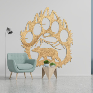 O imagine în lemn a unei amprente de urs, în interiorul căreia este sculptată silueta unui urs care merge pe sub munți.