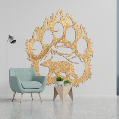 O imagine în lemn a unei amprente de urs, în interiorul căreia este sculptată silueta unui urs care merge pe sub munți. O imagine în lemn a unei amprente de urs, în interiorul căreia este sculptată silueta unui urs care merge pe sub munți.