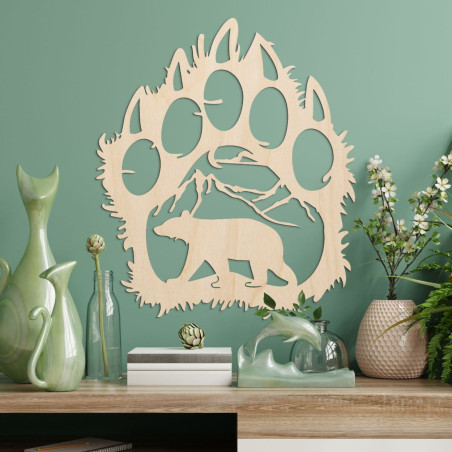 O siluetă contrastantă a unei cărări de urs, în interiorul căreia se poate observa un lanț muntos și figura unui urs care merge  O siluetă contrastantă a unei cărări de urs, în interiorul căreia se poate observa un lanț muntos și figura unui urs care merge