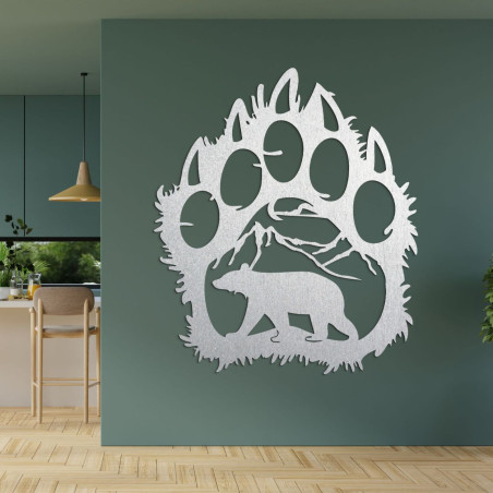 Argint O pictură pe lemn care înfățișează o urmă de urs ca o ramă prin care se pot vedea peisajul și ursul în sine. Argint O pictură pe lemn care înfățișează o urmă de urs ca o ramă prin care se pot vedea peisajul și ursul în sine.