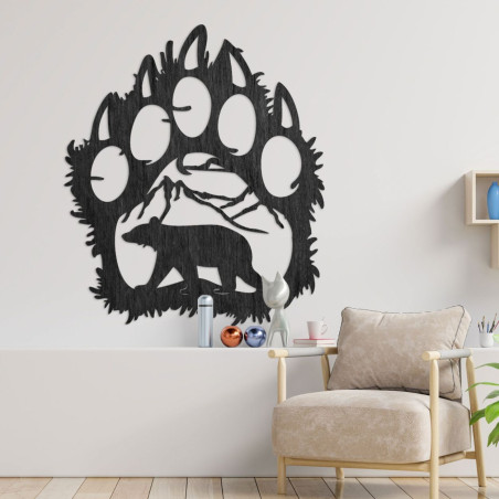 Motiv decorativ negru cu amprentă de urs, cu urs sculptat și mediu montan - contrast impresionant de forme. Motiv decorativ negru cu amprentă de urs, cu urs sculptat și mediu montan - contrast impresionant de forme.