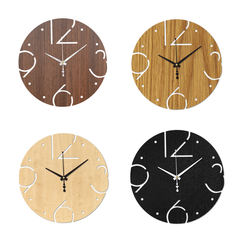 Ceas decorativ cu funcționare silențioasă și cifre sculptate pe o bază din lemn deschis la culoare.