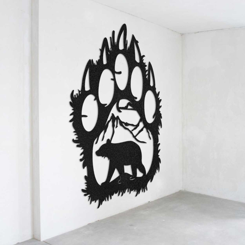 O vedere de aproape a unui motiv natural reprezentând un urs și munți în interiorul unei labe mari de lemn.