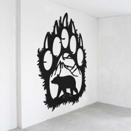 O vedere de aproape a unui motiv natural reprezentând un urs și munți în interiorul unei labe mari de lemn.