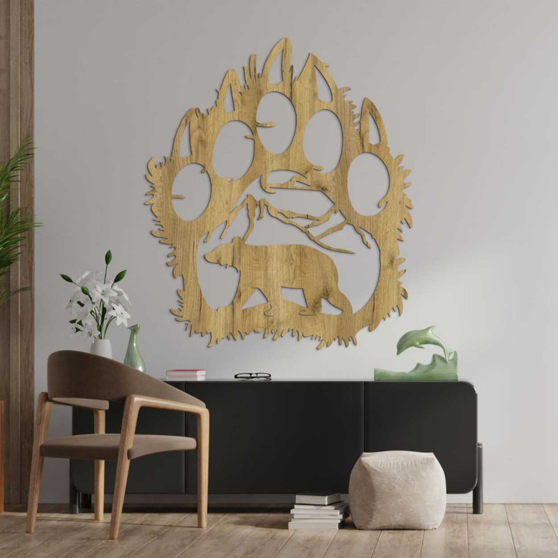 Decorațiune sculptată manual care reprezintă un urs mergând pe sub un lanț muntos.