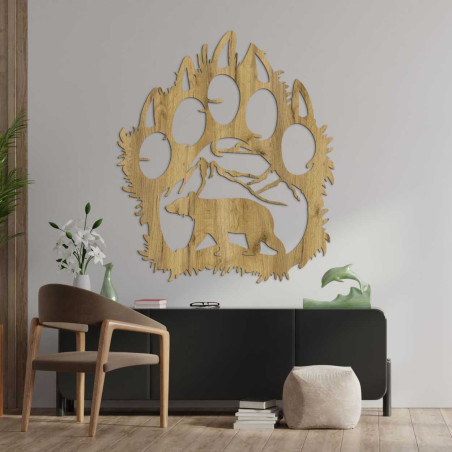 Decorațiune sculptată manual care reprezintă un urs mergând pe sub un lanț muntos.