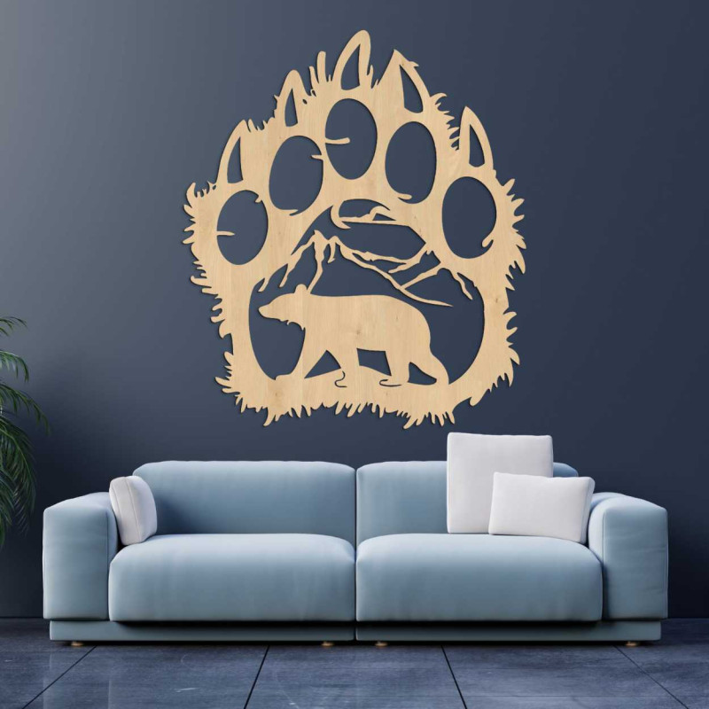 O pictură murală pe lemn care combină forma unei amprente de urs cu un peisaj montan.