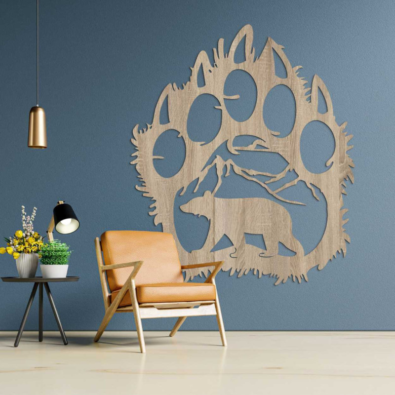 Un motiv natural sculptat închis în silueta dramatică a labei unui urs.