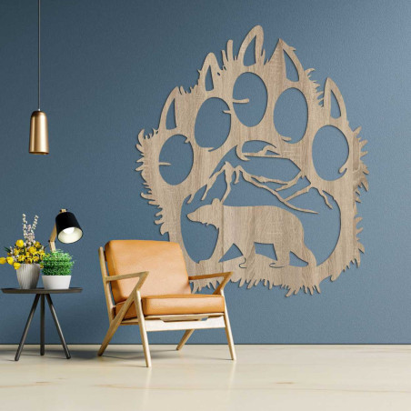 Un motiv natural sculptat închis în silueta dramatică a labei unui urs.