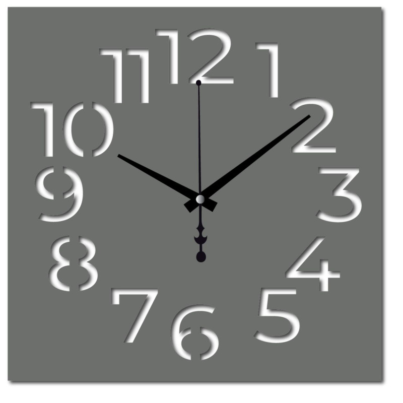 Ceas din plexiglas – design ușor, cu linii curate și fabricație precisă