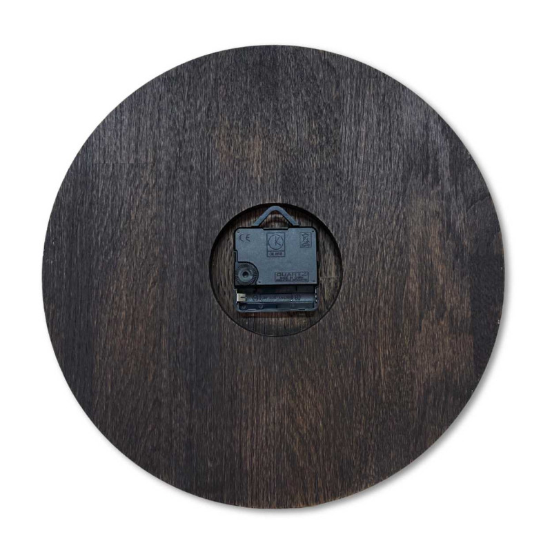 Ceas de perete elegant, cu ramă din lemn și mecanism precis.