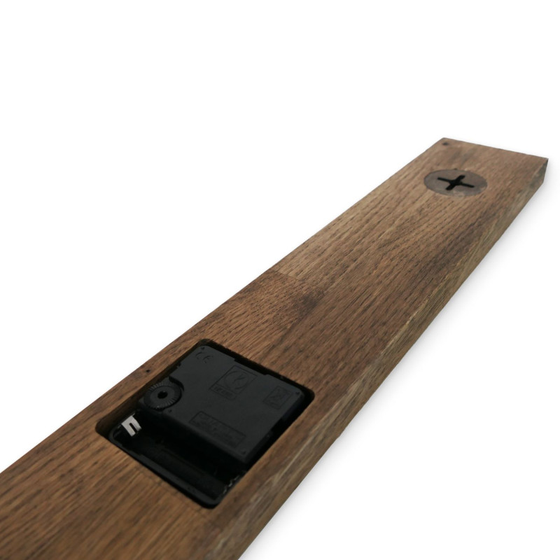 Ceas de perete minimalist din lemn, de culoare neagră.