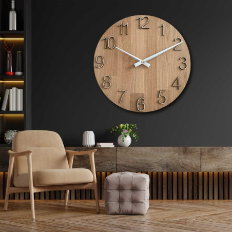 Prim-plan al unui cadran din lemn cu un decupaj subtil în stil natural.