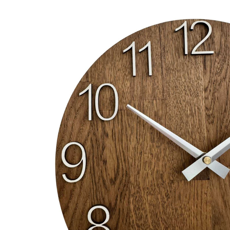 Prim-plan al unui cadran din lemn cu un decupaj subtil în stil natural.