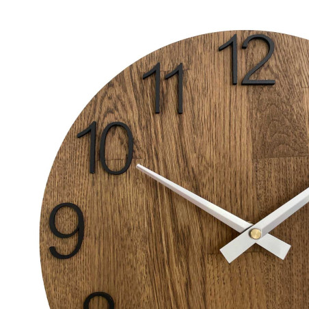 Ceas rotund cu decupaj decorativ în centru și un model delicat din lemn.