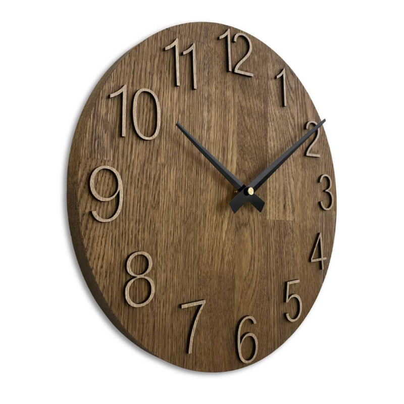 Prim-plan al unui cadran din lemn cu un decupaj subtil în stil natural.